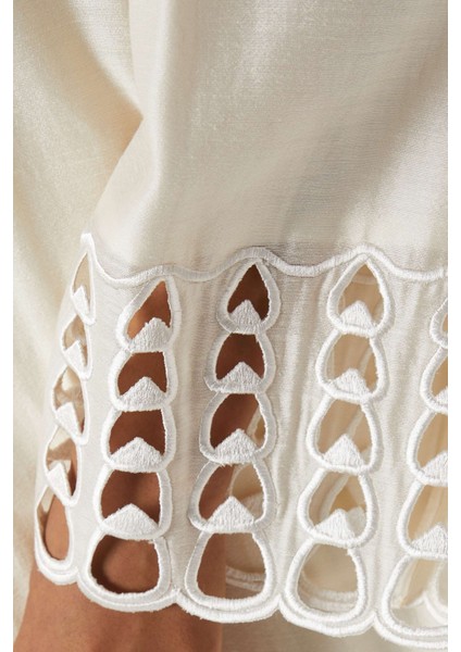 Lüks Tasarım ve Modern Dokunuşla Kesik Nakışlı Abaya Modası indirimleri