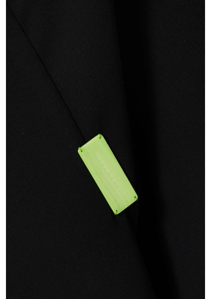 Şık Işlemeli Abaya Konforlu Siluet ve Modern Tasarım ile Öne Çıkıyor