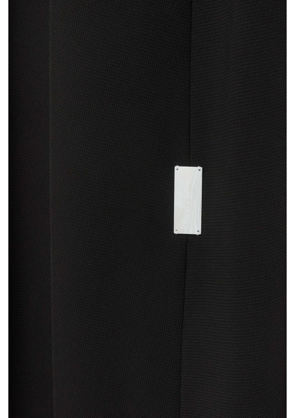 Minimalist A-Line Abaya ile Şıklığı Yakalayın Tekstil Detayları ile Tamamlanan Tasarım indirimleri