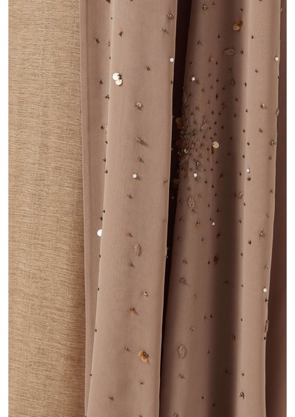 Şık Sequin Süslemeli Abaya Takımı ile Her Ortama Uygun Şıklık ve Rahatlık