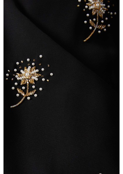 Konforlu Eşsiz Işlemeli Abaya Modern Tasarım ve Şıklığın Buluşma Noktası indirimleri