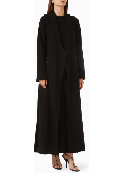 Şık Işlemeli Abaya Rahat ve Kullanışlı Tasarım ile Hareket Özgürlüğü Sunar