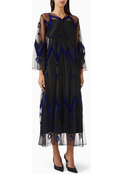 Şık Tül Abaya Kristal Detaylarla ve Özel Kesim Tasarımıyla Rahat Kullanım Için Ideal