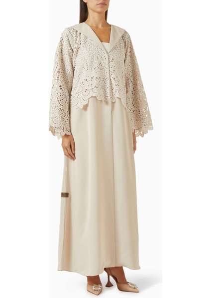 Şık Overlay Schiffli Net Abaya ile Zamansız ve Modern Görünümünüzü Yakalayın