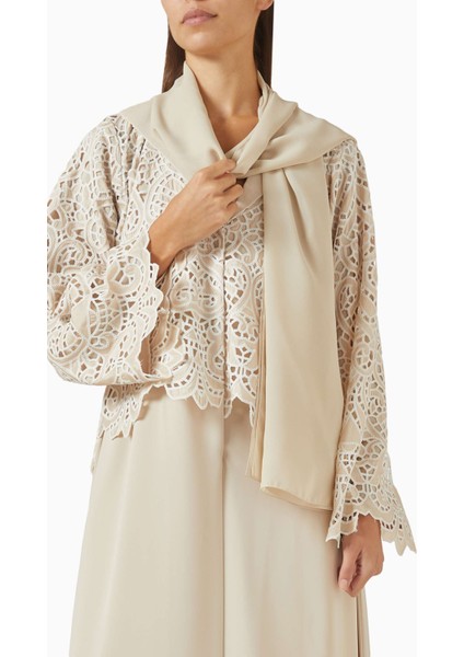 Şık Overlay Schiffli Net Abaya ile Zamansız ve Modern Görünümünüzü Yakalayın fırsatları