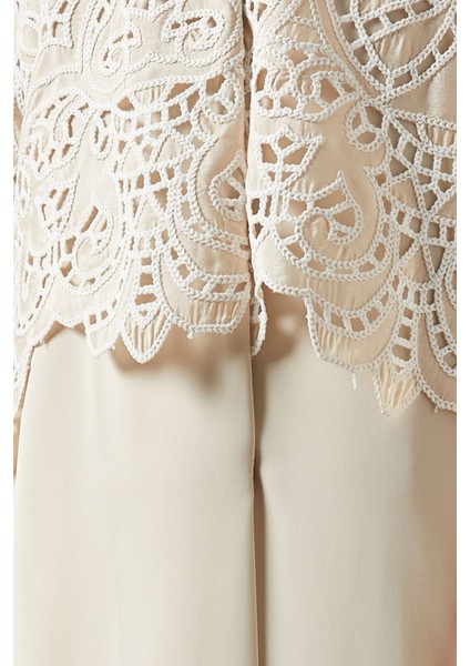 Şık Overlay Schiffli Net Abaya ile Zamansız ve Modern Görünümünüzü Yakalayın indirimleri