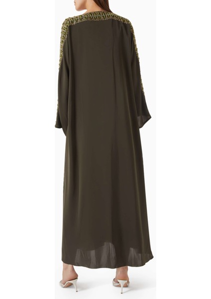 Minimalist Kesim Nakışlı Abaya Konforlu V Yaka ve Uyumlu Sheila ile Şık Görünüm modelleri