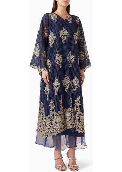 Şık Boncuk Işlemeli Abaya ile Zarif Kapama ve Konforlu Hareket Özgürlüğü