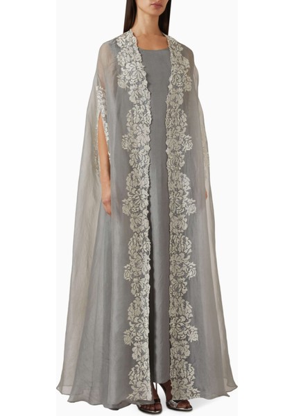 Şık Çiçek Nakışlı Abaya Pratik Kullanım Için Rahat Tasarım ile Stil Sahibi Olun
