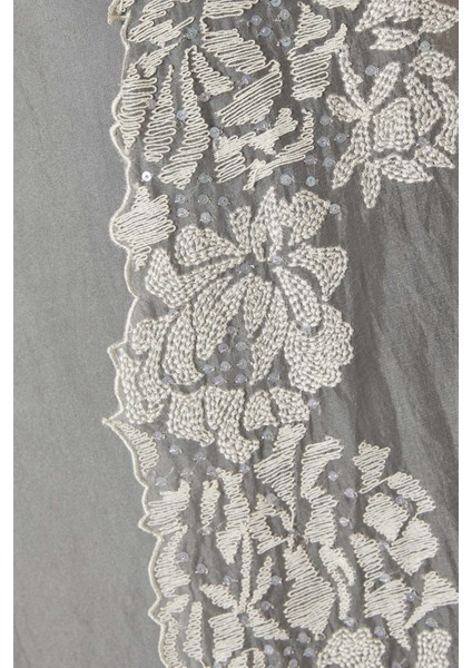 Şık Çiçek Nakışlı Abaya Pratik Kullanım Için Rahat Tasarım ile Stil Sahibi Olun indirimleri