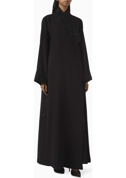 Zarif Dantelli Sarmalı Abaya Konforlu Tasarım ile Şıklığı Bir Arada Sunar