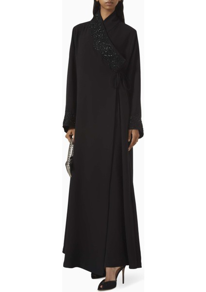 Zarif Dantelli Sarmalı Abaya Konforlu Tasarım ile Şıklığı Bir Arada Sunar fiyatları