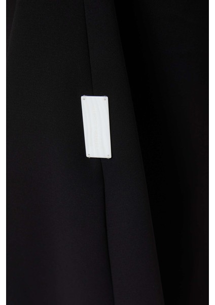 Zarif Dantelli Sarmalı Abaya Konforlu Tasarım ile Şıklığı Bir Arada Sunar indirimleri