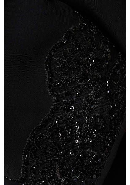 Zarif Dantelli Sarmalı Abaya Konforlu Tasarım ile Şıklığı Bir Arada Sunar