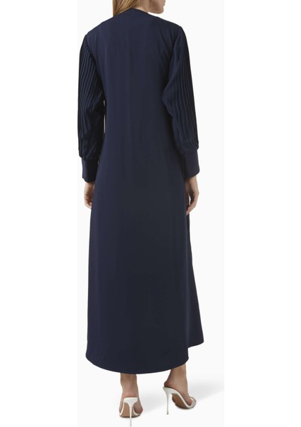 Şık Abaya Modeli Akıcı Plise Panellerle Gün Şıklığını Yakalayın modelleri