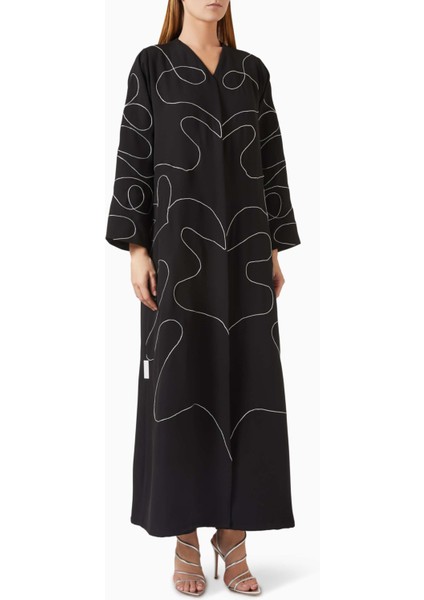 Şık Işlemeli Abaya Rahat Siluet ile Günlük ve Gece Kullanımına Uygun Tasarım