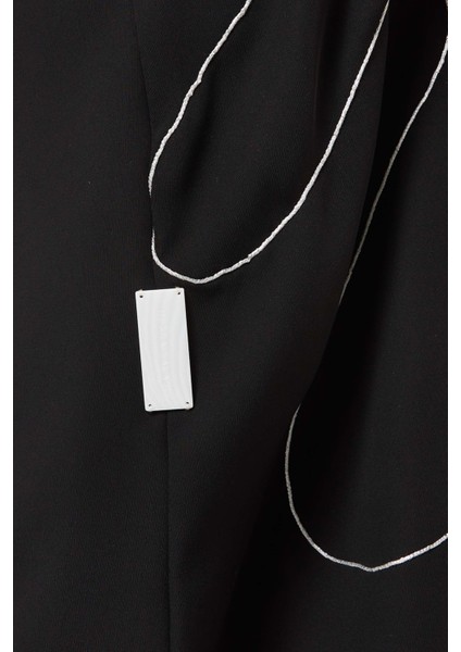 Şık Işlemeli Abaya Rahat Siluet ile Günlük ve Gece Kullanımına Uygun Tasarım