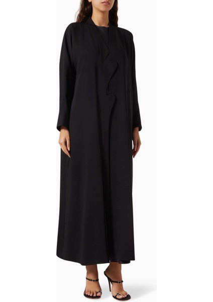 Minimalist Tasarım ile Hareketi Buluşturan Ince Detaylı Abaya ve Uyumlu Sheila