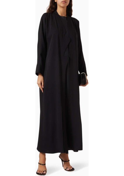 Minimalist Tasarım ile Hareketi Buluşturan Ince Detaylı Abaya ve Uyumlu Sheila fiyatları