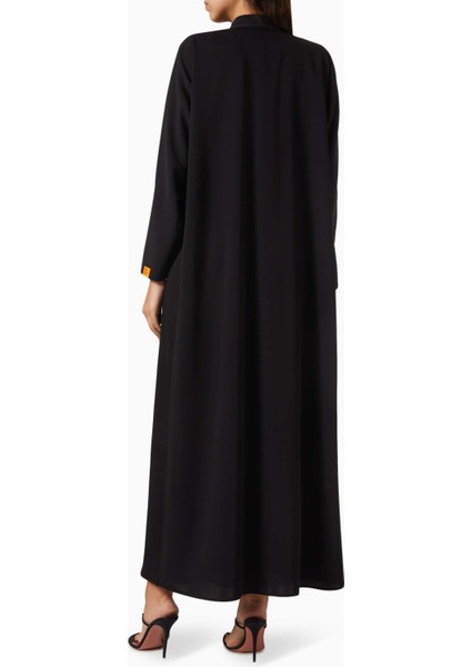 Minimalist Tasarım ile Hareketi Buluşturan Ince Detaylı Abaya ve Uyumlu Sheila modelleri
