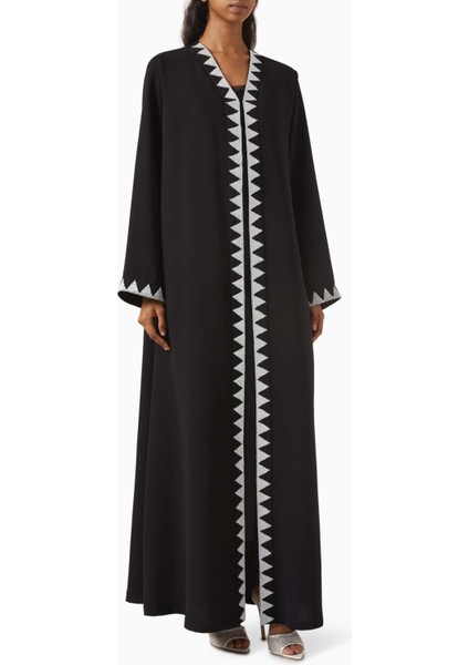 Lüks Tasarım ile Modern Tarza Sahip Kıvrımlı Yırtmaçlı Abaya Modeli