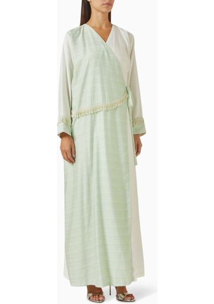 Pırlanta Detaylı Zarif Sarma Abaya Şıklığıyla Her Ortamda Göz Dolduruyor