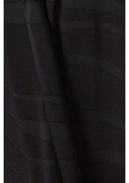 Şık ve Rahat Self-Stripe Tasarımlı Abaya Uzun Kol Açık Ön Modest Siluet fırsatları