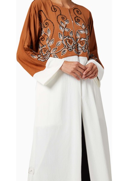 Modern Şıklıkta Boncuk Detaylı Renk Bloklu Abaya ile Zarafeti Yakalayın