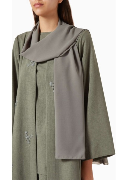 Dört Parça Işlemeli Abaya Seti Rahat Şıklık ve Günlük Kullanım Için Ideal