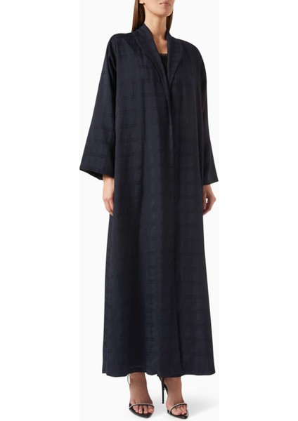 Zainah Düzensiz Kesim Abaya Konforlu ve Şık Tasarımıyla Göz Kamaştırıyor