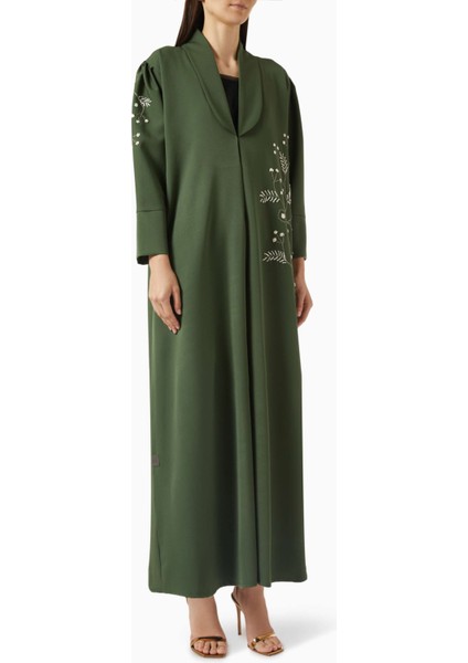 Şık Işlemeli Krepat Abaya ve Uyumu Tamamlayan Şeyma Kapatıcı Tasarım