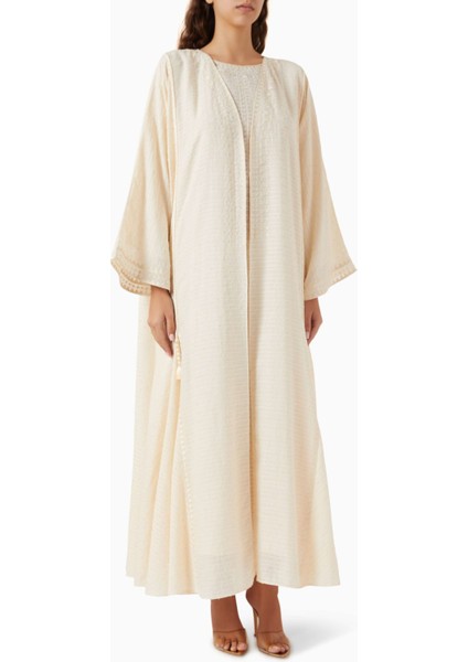 Şık Nakışlı Üç Parça Abaya ve Elbise Seti ile Zarif ve Rahat Şıklık