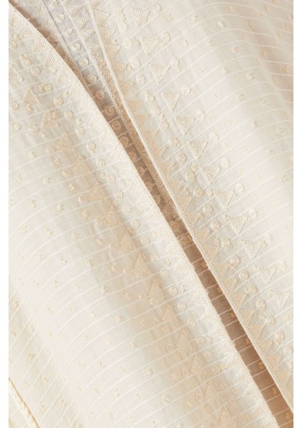 Şık Nakışlı Üç Parça Abaya ve Elbise Seti ile Zarif ve Rahat Şıklık