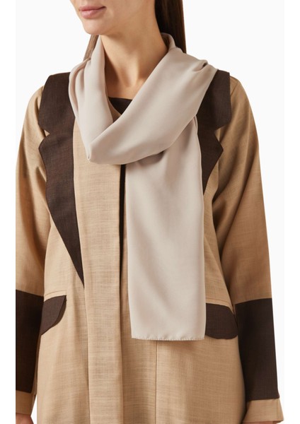 Şık ve Rahat Fitli Kontrast Dikişli Trençkot ile Tamamlayıcı Şapka ve Elbise fırsatları