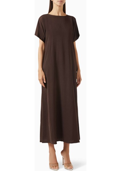 Şık ve Rahat Fitli Kontrast Dikişli Trençkot ile Tamamlayıcı Şapka ve Elbise