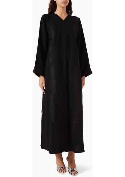 Şık Panel Kesim Nakışlı Abaya ve Sheila ile Rahat ve Şık Stil Seçenekleri