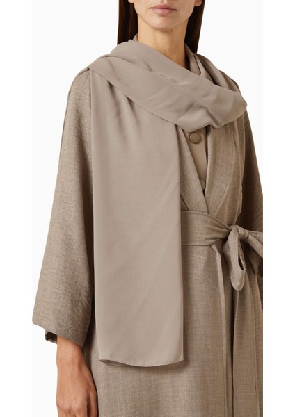 Modern Şıklık Sunan 4 Parça Kemerli Abaya Seti ile Rahat ve Zarif Görünüm