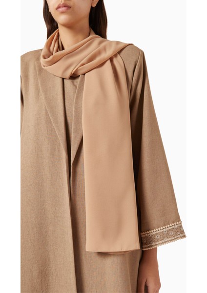 Şık Dört Parça Nakışlı Abaya Seti Konforlu ve Modern Görünüm Için Ideal