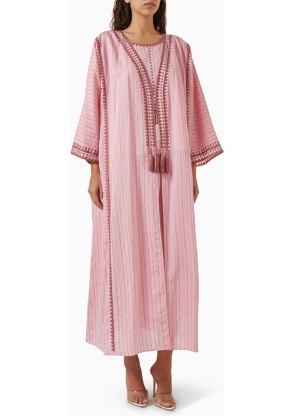 Şık Tasarımlı Iki Parça Abaya Seti Geleneksel Işçilik ile Modayı Buluşturuyor