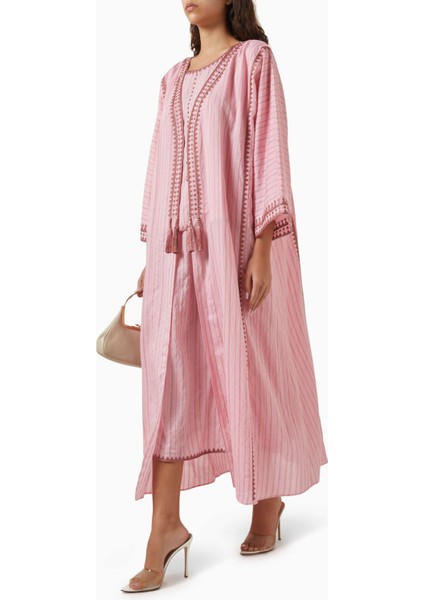 Şık Tasarımlı Iki Parça Abaya Seti Geleneksel Işçilik ile Modayı Buluşturuyor fiyatları