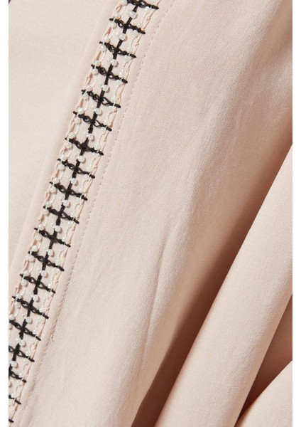 Modern Tasarımlı 4 Parça Nakışlı Abaya Seti Konfor ve Şıklığı Bir Arada Sunuyor