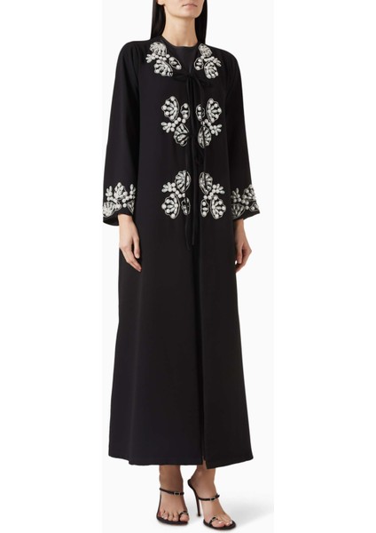 Lüks Tasarımlarla Modern Stili Buluşturan Kristal Detaylı Abaya Modası