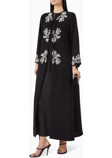 Lüks Tasarımlarla Modern Stili Buluşturan Kristal Detaylı Abaya Modası fiyatları