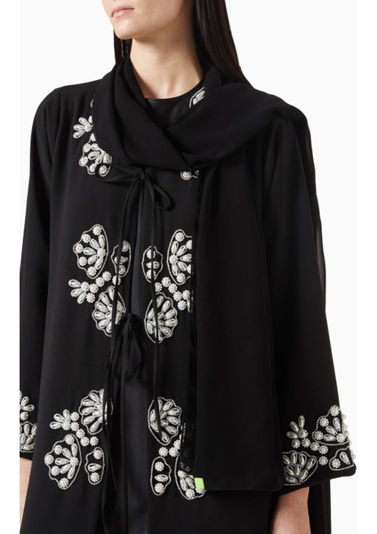 Lüks Tasarımlarla Modern Stili Buluşturan Kristal Detaylı Abaya Modası fırsatları