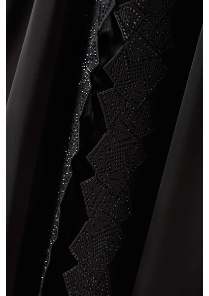 Şık Dantel Nakışlı Abaya ile Gelen Zarafet ve Rahatlık Sunan Şık Kombinler indirimleri