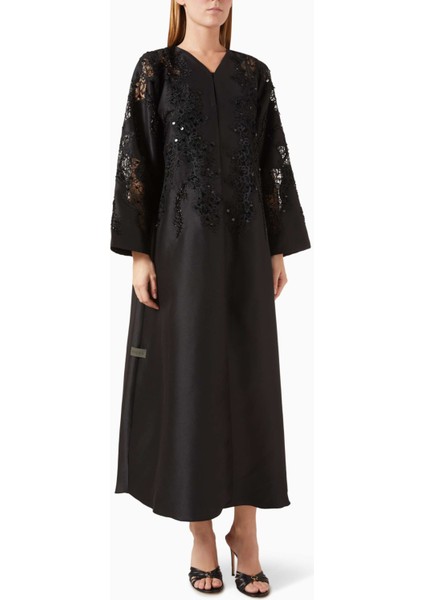 Şık Dantel Işlemeli Abaya Rahat Kullanım Için Ideal Tasarım ve Fonksiyonellik