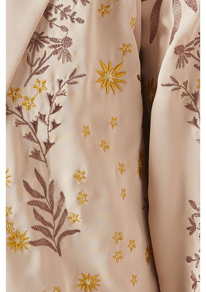 Ince Işlemeli Abaya Kap, Konforlu Duruş ve Şık Tasarım ile Hem Günlük Hem Özel Anlar Için Uygun