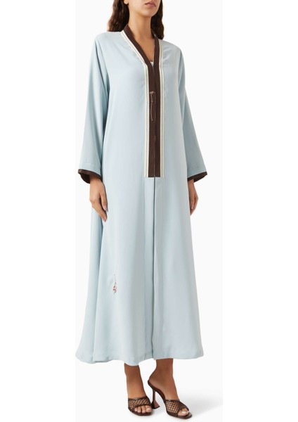 Modern ve Geleneksel Tarzda Uzun Kollu Abaya Şıklığıyla Dikkat Çekiyor