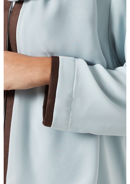 Modern ve Geleneksel Tarzda Uzun Kollu Abaya Şıklığıyla Dikkat Çekiyor