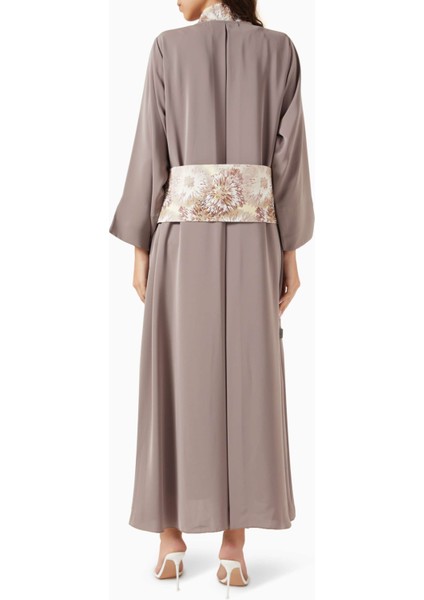 Rahat Tasarımlı Açık Yaka Abaya ve Elbise Takımı ile Şık Kombin Seçenekleri modelleri